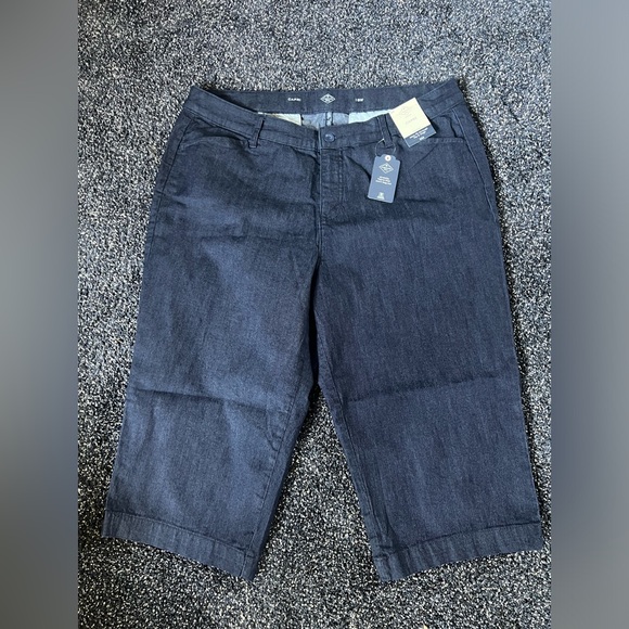 St. John's Bay Secretly Slender Mid Rise Plus Capris. Size 18W, color Rinse - Picture 2 of 2